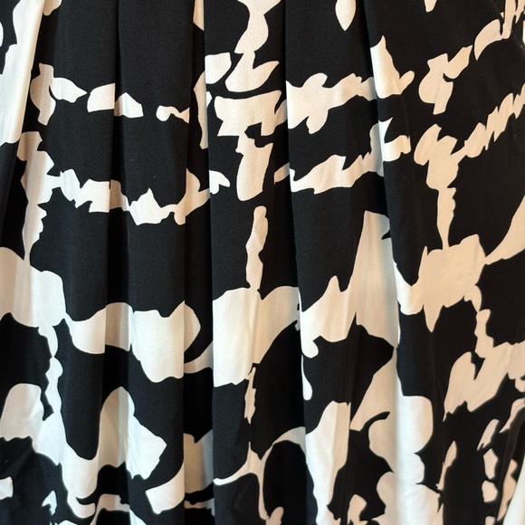 BCBGMAXAZRIA Black & White Stretch Ruched Dress - Picture 10 of 10